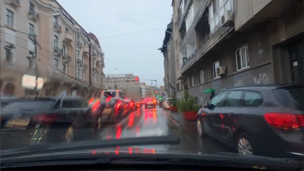 Car view în ploaie torențială la Ploiești – orașul în reflexii!